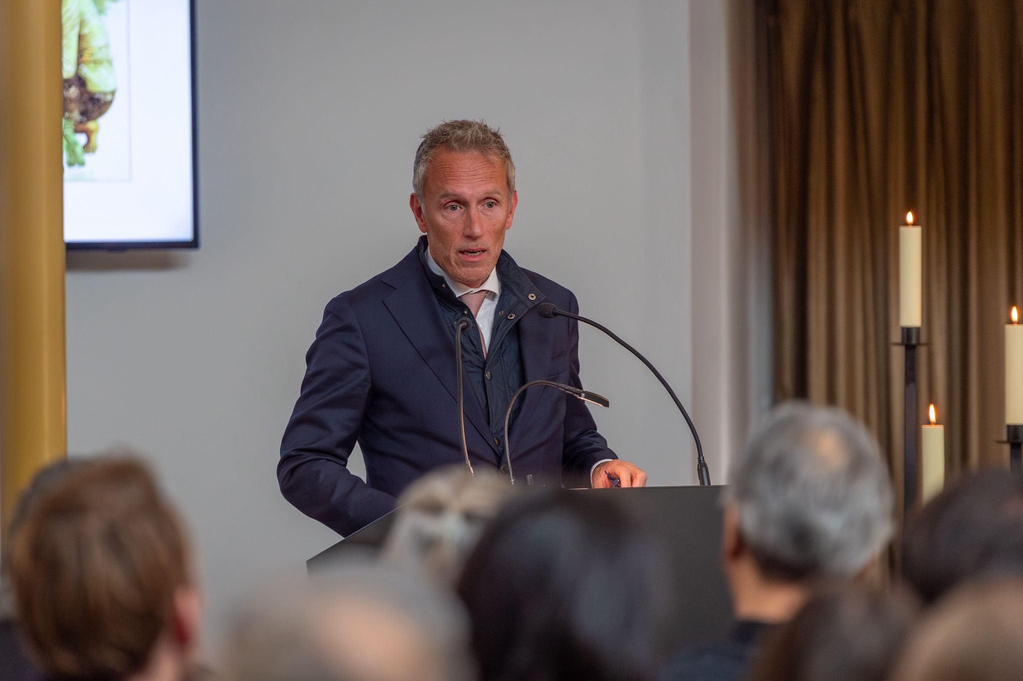 Bas Lebesque spreekt tijdens een afscheidsdienst
